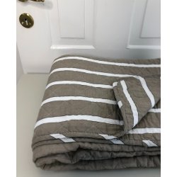 Quiltet Vattppe fra Ib Laursen  Sandfarvet med Hvide Striber