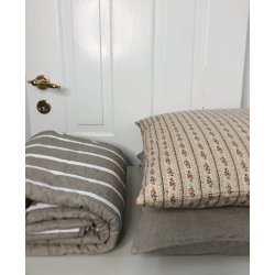 Quiltet Vattppe fra Ib Laursen  Sandfarvet med Hvide Striber