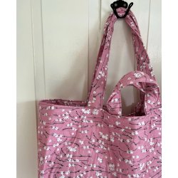 Stor Quiltet Taske  Praktisk og Smuk i Lyserdt Blomstermnster