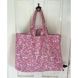 Stor Quiltet Taske  Praktisk og Smuk i Lyserdt Blomstermnster