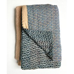 H�ndquiltet Sari Vatt�ppe � Unikavare i Vintagebomuld