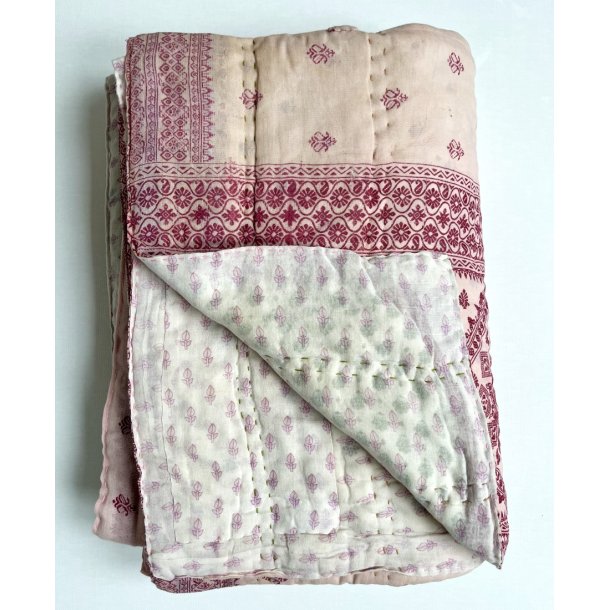 H�ndquiltet Sari Vatt�ppe � Unikavare i Vintagebomuld