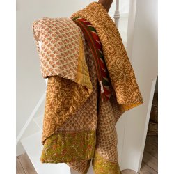 H�ndquiltet Sari Vatt�ppe � Unikavare i Vintagebomuld