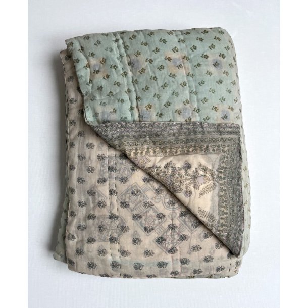 H�ndquiltet Sari Vatt�ppe � Unikavare i Vintagebomuld