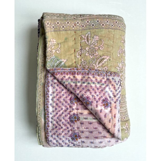 H�ndquiltet Sari Vatt�ppe � Unikavare i Vintagebomuld