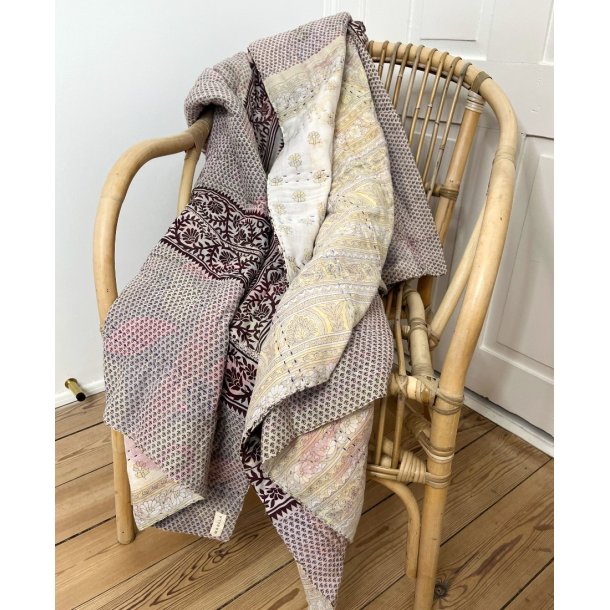 Hndquiltet Kantha Vattppe  Unikavare i Vintagebomuld