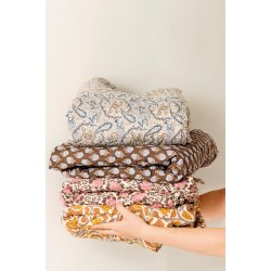 Quiltet vattppe fra Ib Laursen  Mrkebrun med bl detaljer