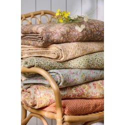 Quiltet vatt�ppe fra Ib Laursen � Beige m/gule, gr�nne og hindb�rfarvet blomster