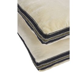 Velourmadras i ecru og sort placeret p� b�nk med hyggelig nordisk boligindretning og bl�de tekstiler