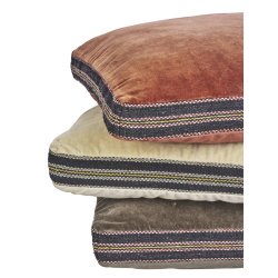 Bl�d siddepude i gr� og sort bomuld og velour placeret p� stol i moderne boligindretning